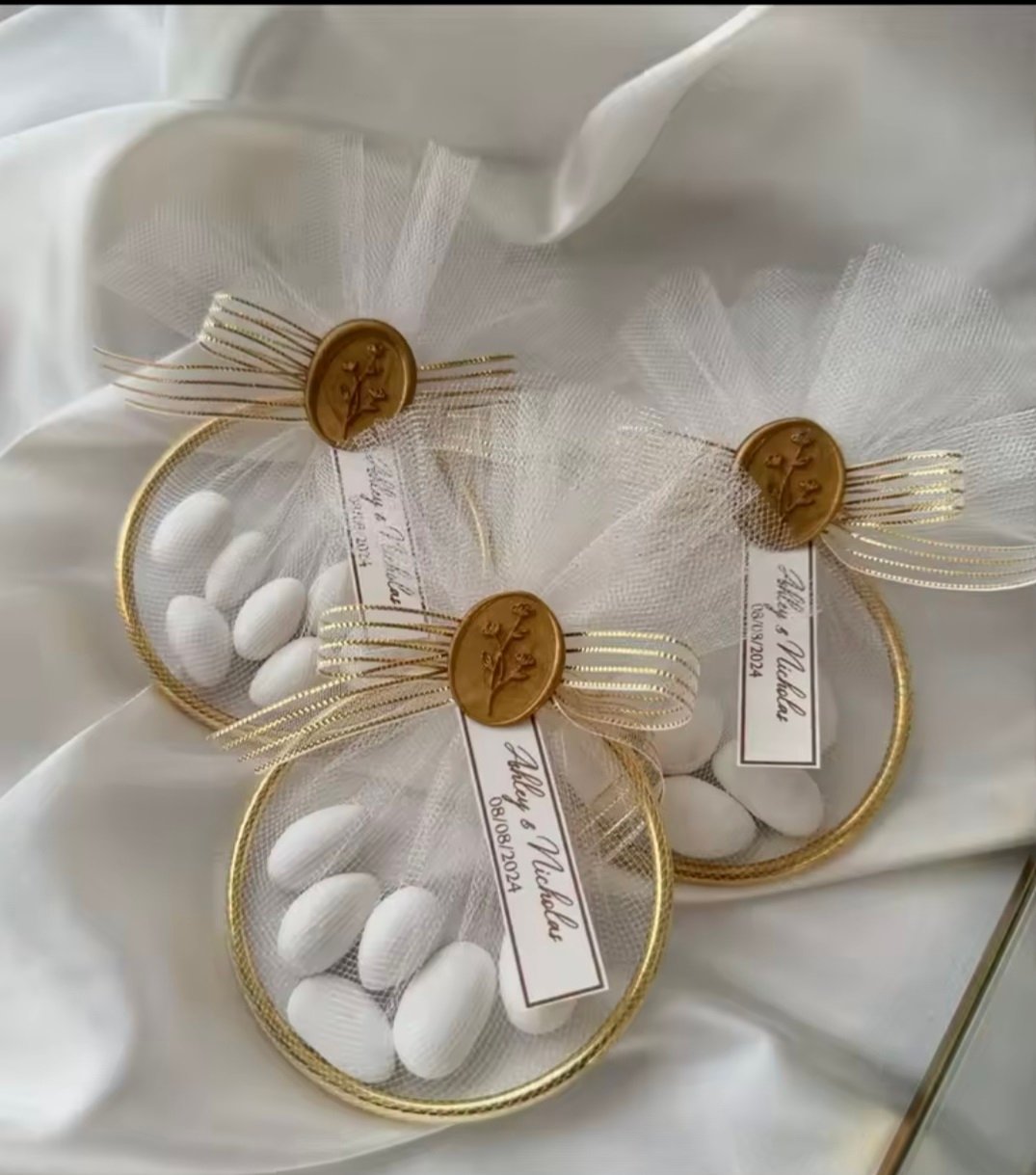 Cadeau invité dragee cercle doré tulle
